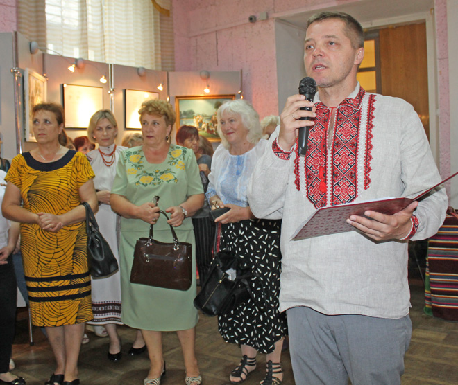 Представники кількох поколінь депортованих українців не оминають жодної нагоди нагадати про свою кривду (на відкритті виставки в Рівненському обласному краєзнавчому музеї). Фото автора